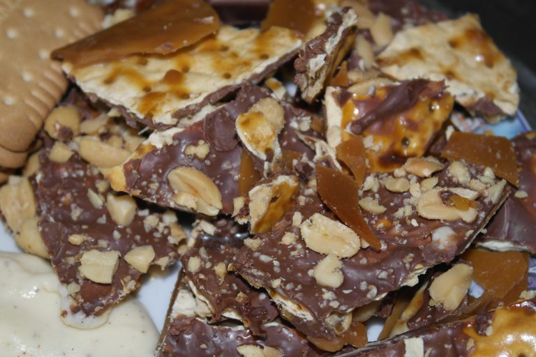 FoodPorn - Gesalzenes Erdnusskrokant mit Schokolade auf Matzen-Brot ...