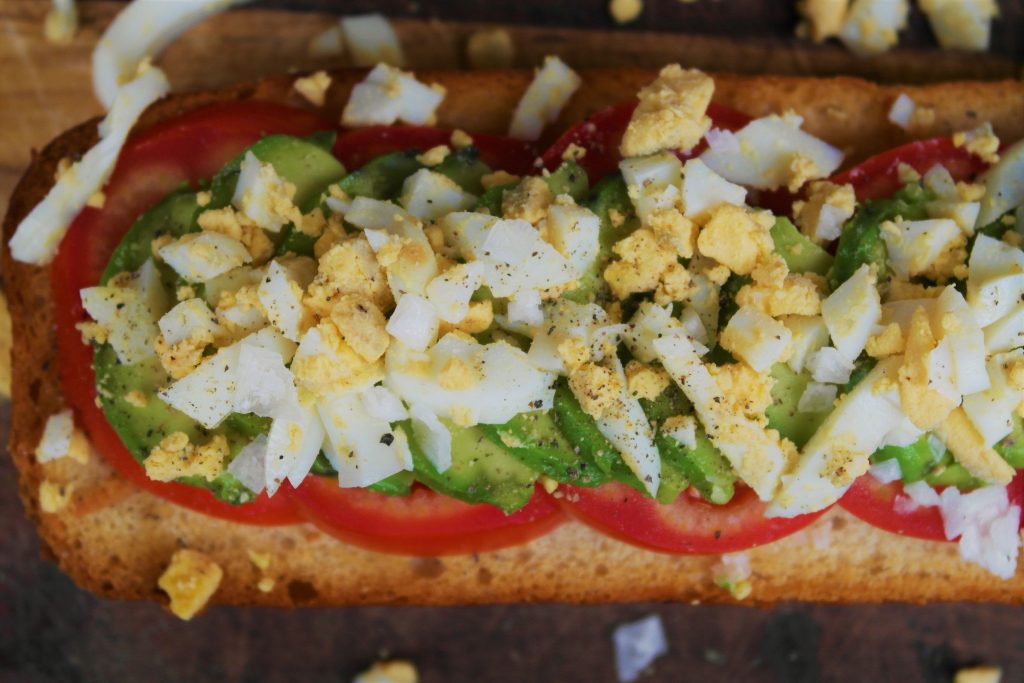 Meggle Knoblauch Brot mit Avocado, Tomate und Ei. Rezept von FoodLoaf