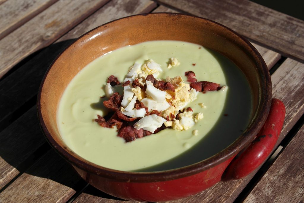 Rezept: Avocado Creme Suppe. Vollmundig und unfassbar lecker!