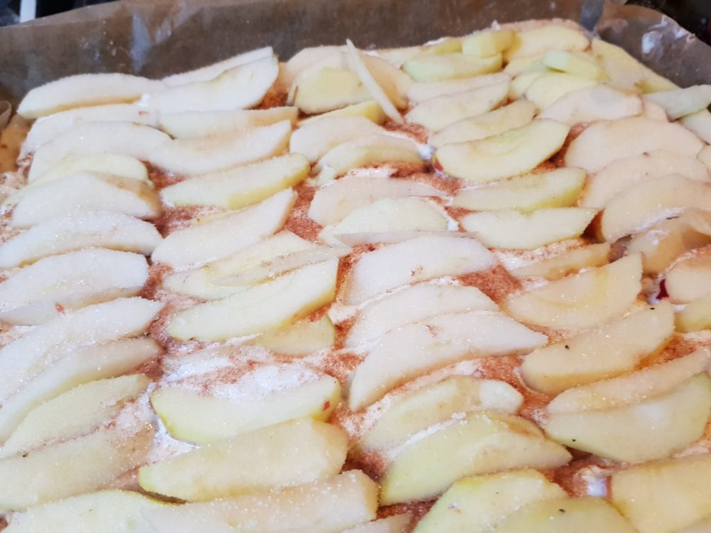 Hefe Blechkuchen mit saurer Sahne, Äpfeln, Zimt und Zucker - FoodLoaf
